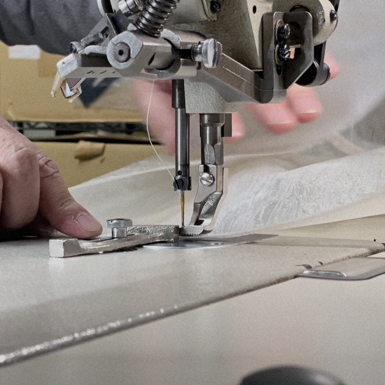 国内工場での検品・裁断（廃棄ビニール傘の再利用・サステナブルな製造）